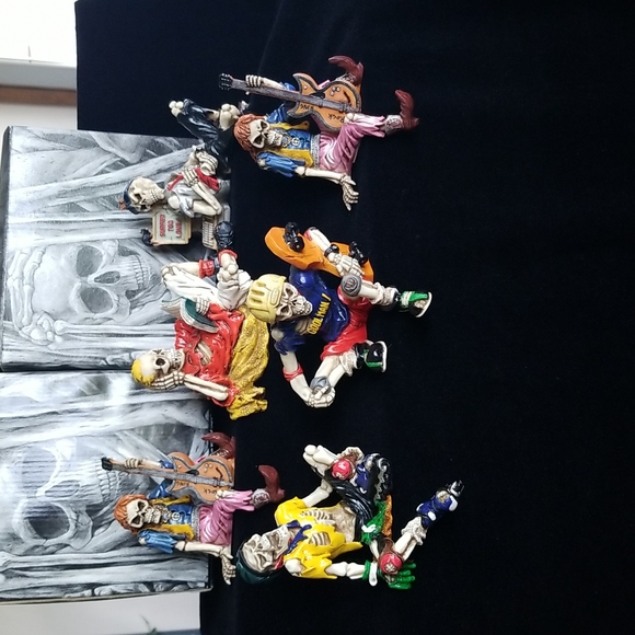 Shelf-Sitter Skeletons - Picture 2 of 12